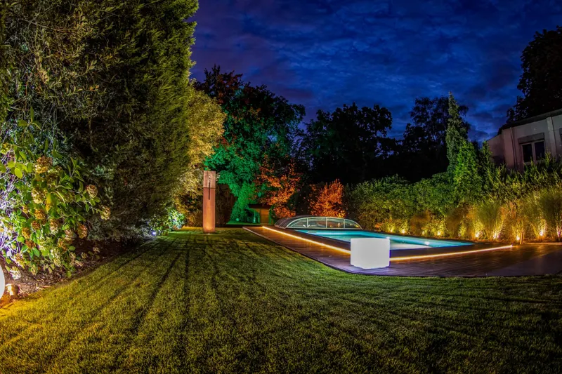 Beleuchteter Pool im Garten bei Nacht, Lichtplanung von Moreno Licht mit Effekt