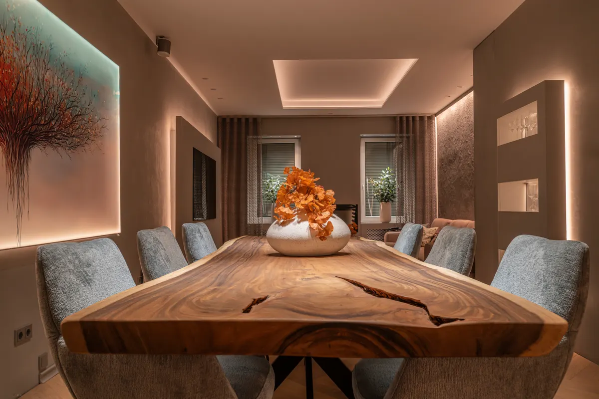 Esszimmer mit Lichtvoute an Decke und Wandnischen, Lichtplanung von Moreno Licht mit Effekt