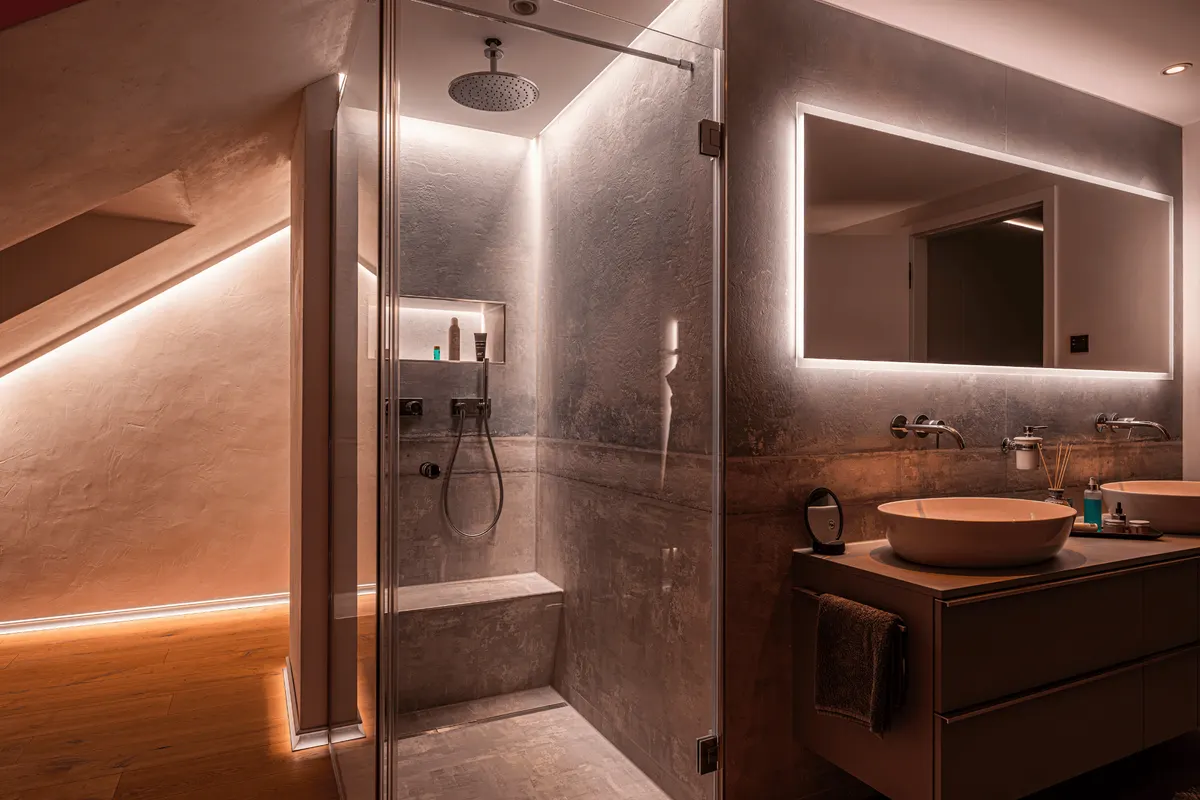 Bad mit Dusche mit dem Lichtkonzept von Moreno