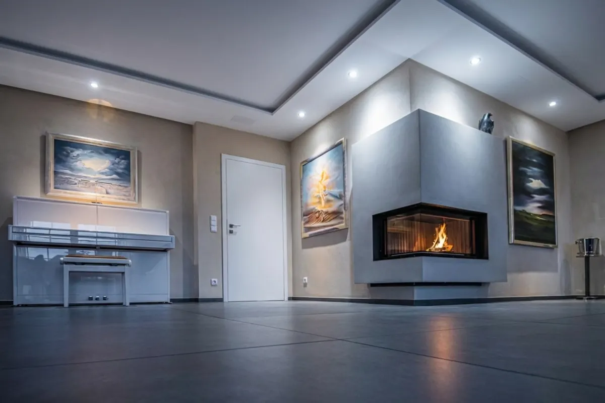 Wohnzimmer mit Kamin und Klavier ohne das Lichtkonzept